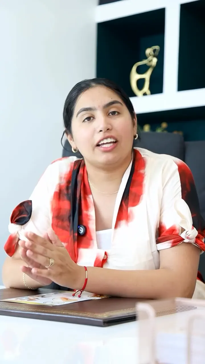 La praticienne au bureau du centre, vidéo sur les poils incarnés