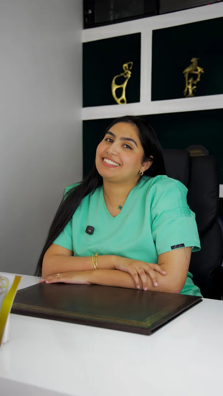 La praticienne au bureau du centre, vidéo sur la repousse paradoxale