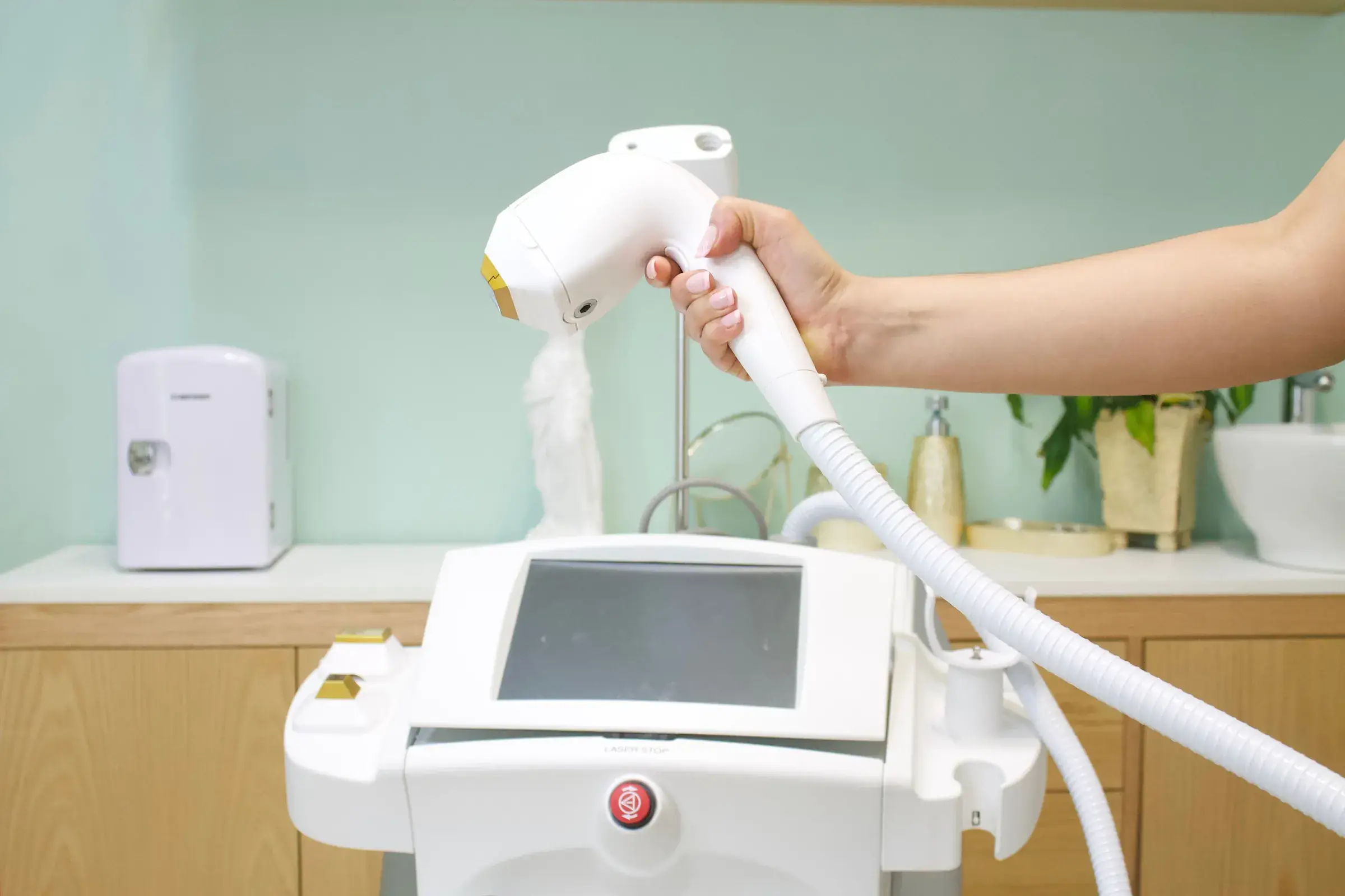 Appareil d'épilation laser tenu par une praticienne