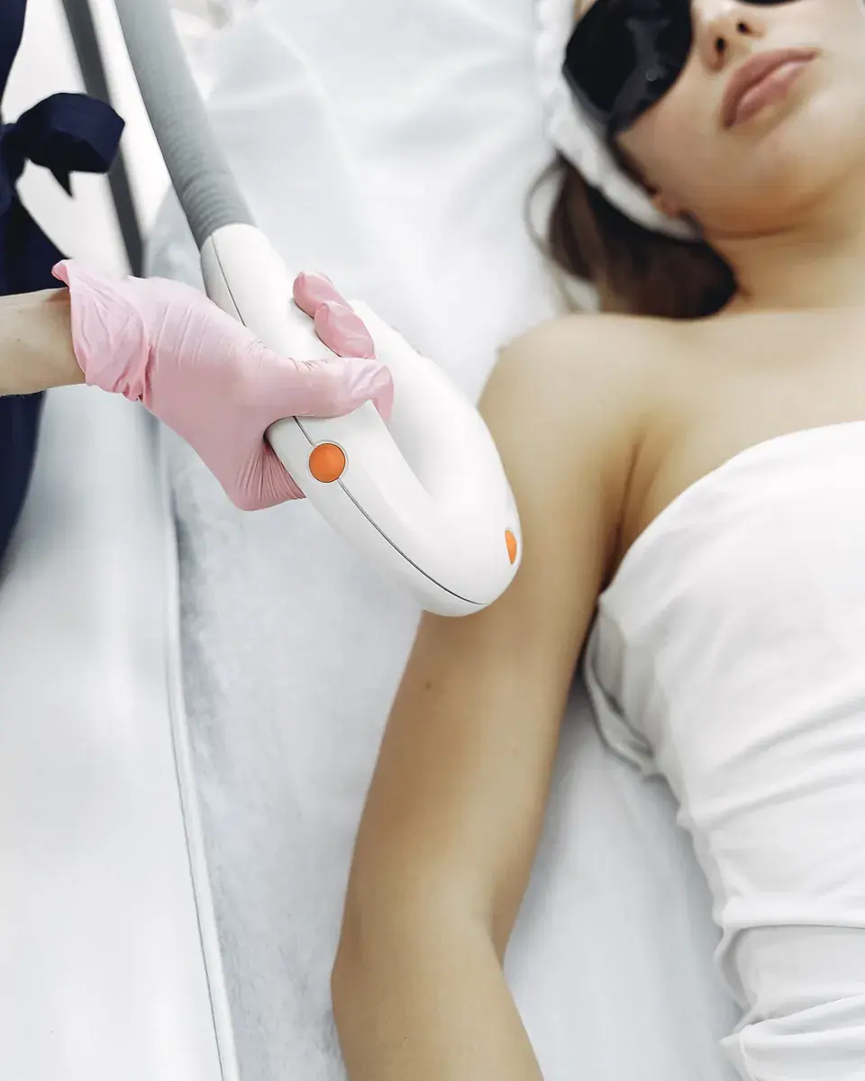 Épilation au laser sur l'épaule d'une cliente